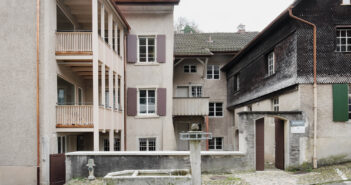 Der Hof mit Laube und abgesenkter Mauer © Annette Fischer