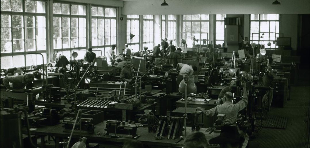 Mechanikersaal mit guter Belichtung in einem der Fabrikationsgebäude in Waldenburg, 1936-1968, D2.369, Fotograf: Theodor Strübin, Fotosammlung Archäologie und Museum Baselland, CC BY-SA 4.0