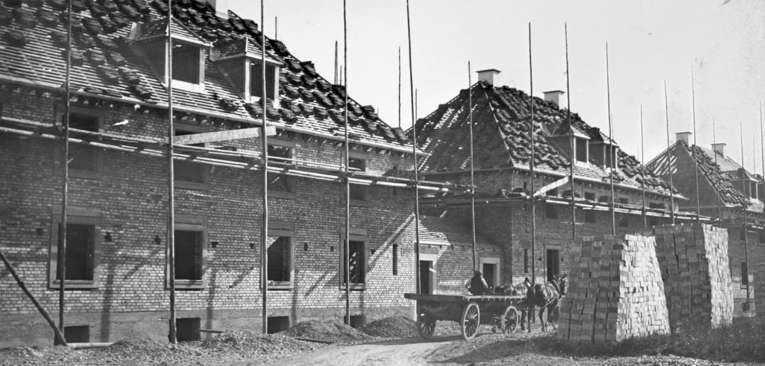 Holzgerüst und Pferdegespann: Blick auf die Baustelle im Jahre 1920 © Siedlungsgenossenschaft Freidorf