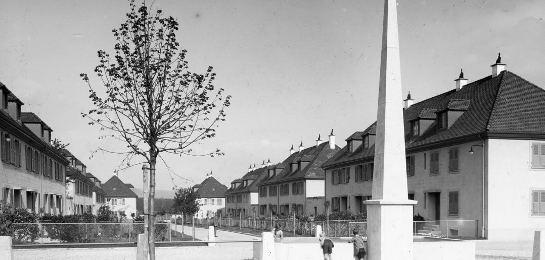 Blick vom Genossenschaftsplatz in Richtung Nordosten mit dem Obelisken im Vodergrund © Siedlungsgenossenschaft Freidorf