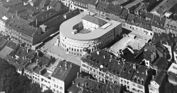 Auf dem Luftbild wird deutlich, welchen Fremdkörper das neue Gebäude des Arbeitsamtes im historischen Kontext der Altstadt darstellt. © Quelle unbekannt