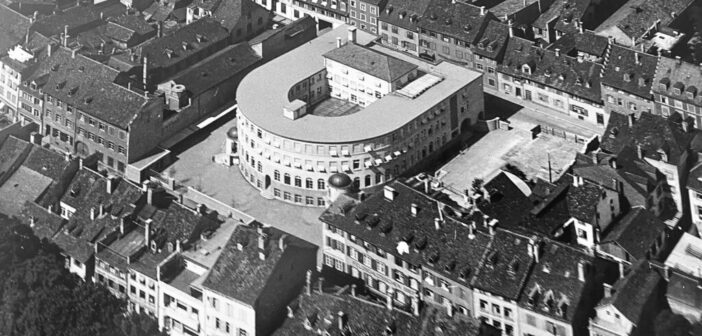 Auf dem Luftbild wird deutlich, welchen Fremdkörper das neue Gebäude des Arbeitsamtes im historischen Kontext der Altstadt darstellt. © Quelle unbekannt