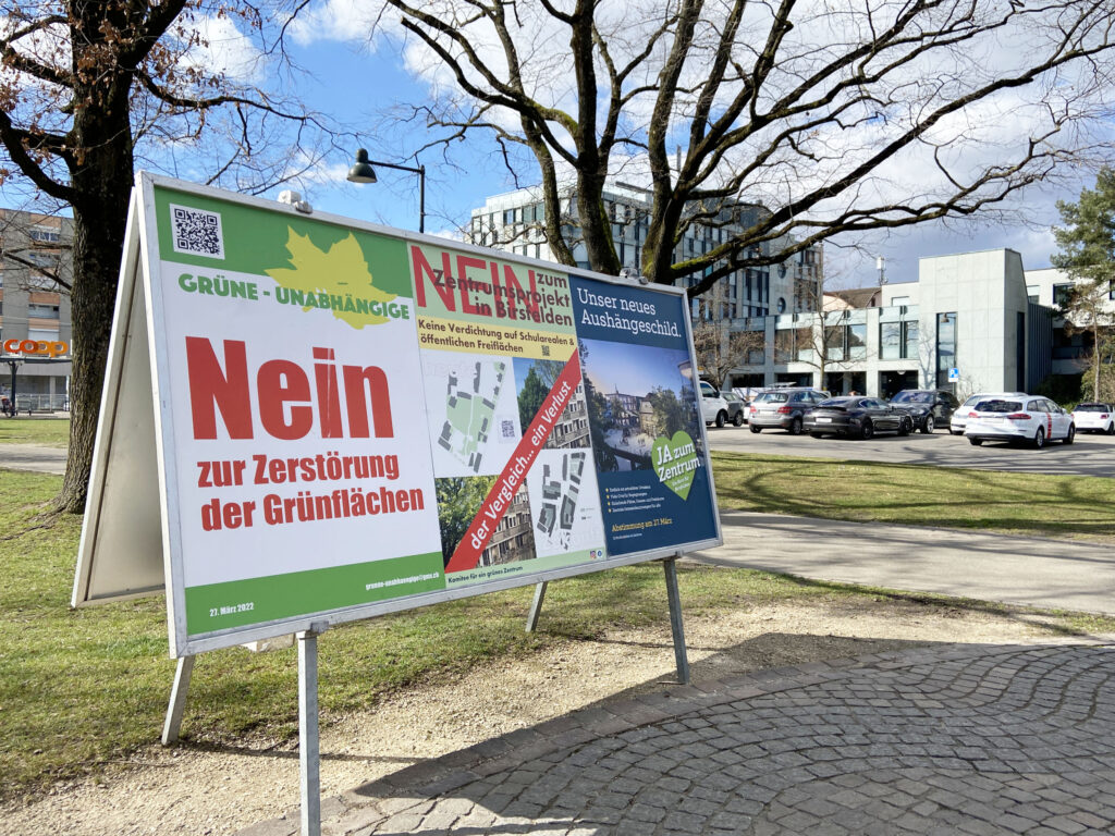 Die Abstimmungsplakate der Gegnerinnen und Gegner sind präsenter © Simon Heiniger / Architektur Basel