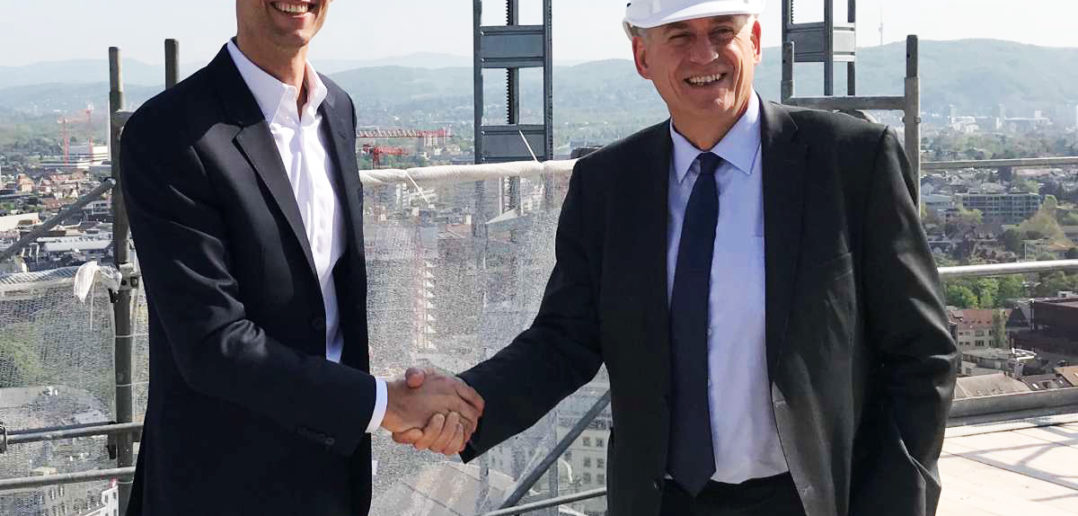 Fröhliche Gesichter aus besseren Tagen: Alexander Muhm (SBB Immobilien) und Regierungsrat Hans-Peter Wessels auf dem Dach des MOH im April 2018