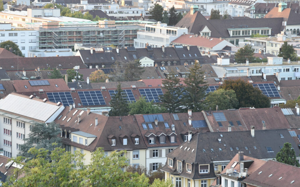 Bei einer Aufdach-Anlage läuft die Dachhaut durch. Foto © Simon Heiniger / Architektur Basel