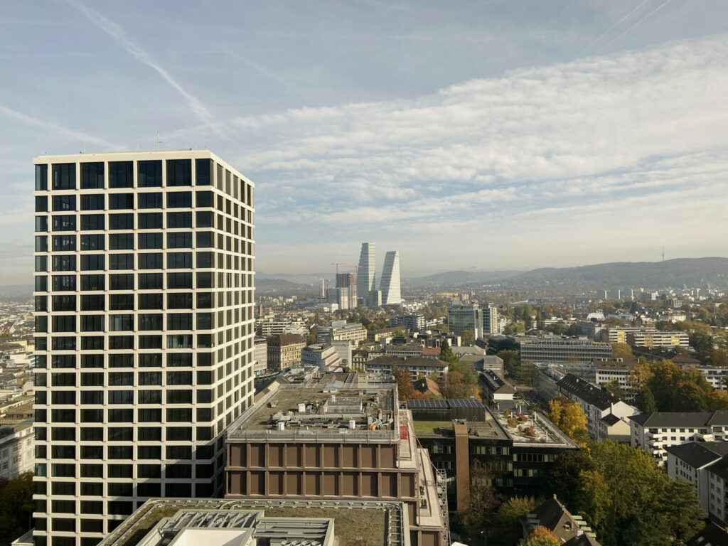 Von Turm zu Turm – der Blick aus dem 18. Geschoss des BIZ-Turms über die Stadt © Architektur Basel