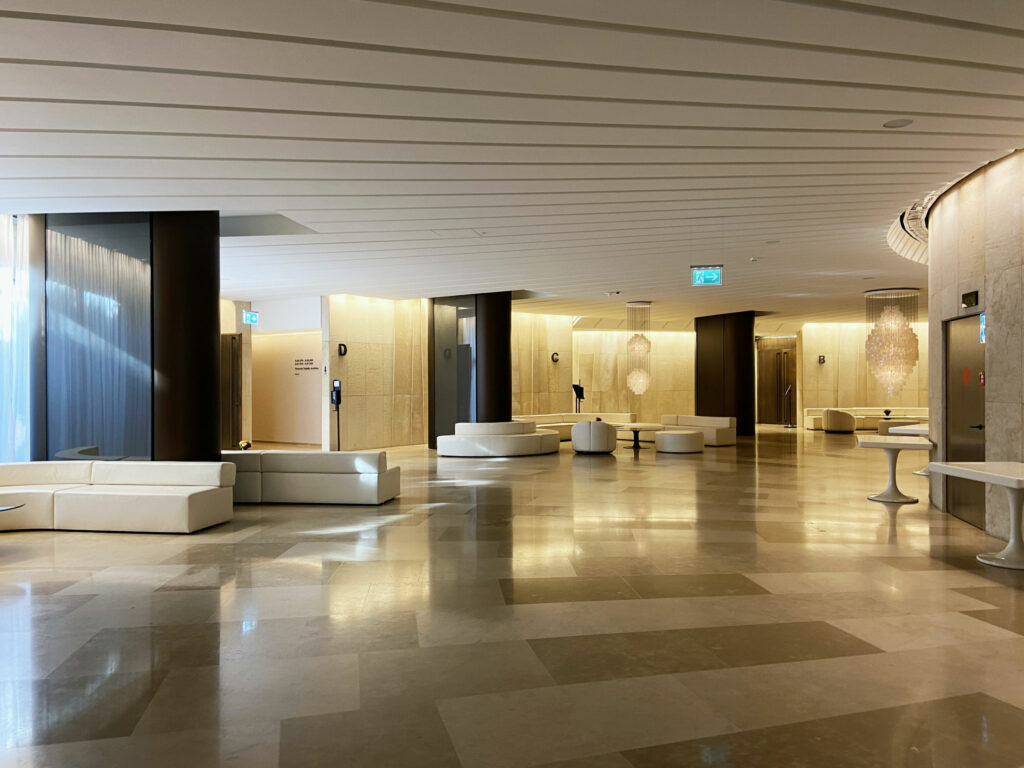 Aus einer anderen Zeit – aber gut erhalten. Das Foyer im 1. Obergeschoss © Architektur Basel