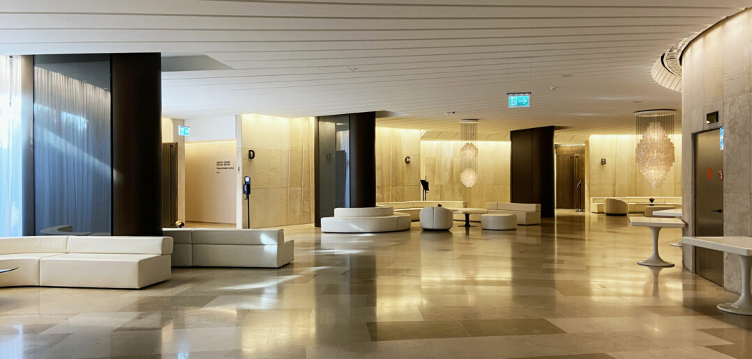 Aus einer anderen Zeit – aber gut erhalten. Das Foyer im 1. Obergeschoss © Architektur Basel