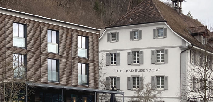Schiebeläden und grosse Verglasungen versus klassizistische Fassade, Bad Bubendorf © Simon Heiniger / Architektur Basel