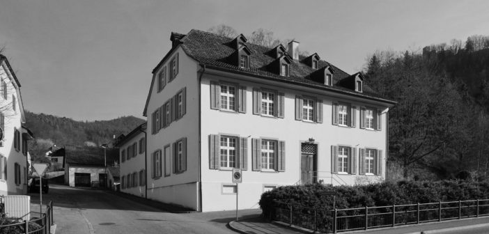 Die ehemalige Bezirksschreiberei (1768) mit dem hinteren Flügel (1826), Hauptstrasse 21, Waldenburg © Samuel Borer