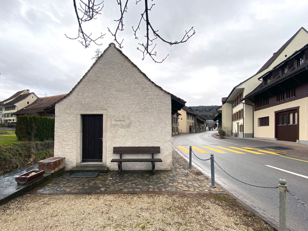 Zum Buuchhüsli gehören auf die Zwischenräume. Sie gliedern den Strassenraum, Ziefen © Simon Heiniger / Architektur Basel