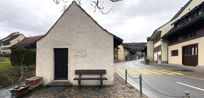 Zum Buuchhüsli gehören auf die Zwischenräume. Sie gliedern den Strassenraum, Ziefen © Simon Heiniger / Architektur Basel