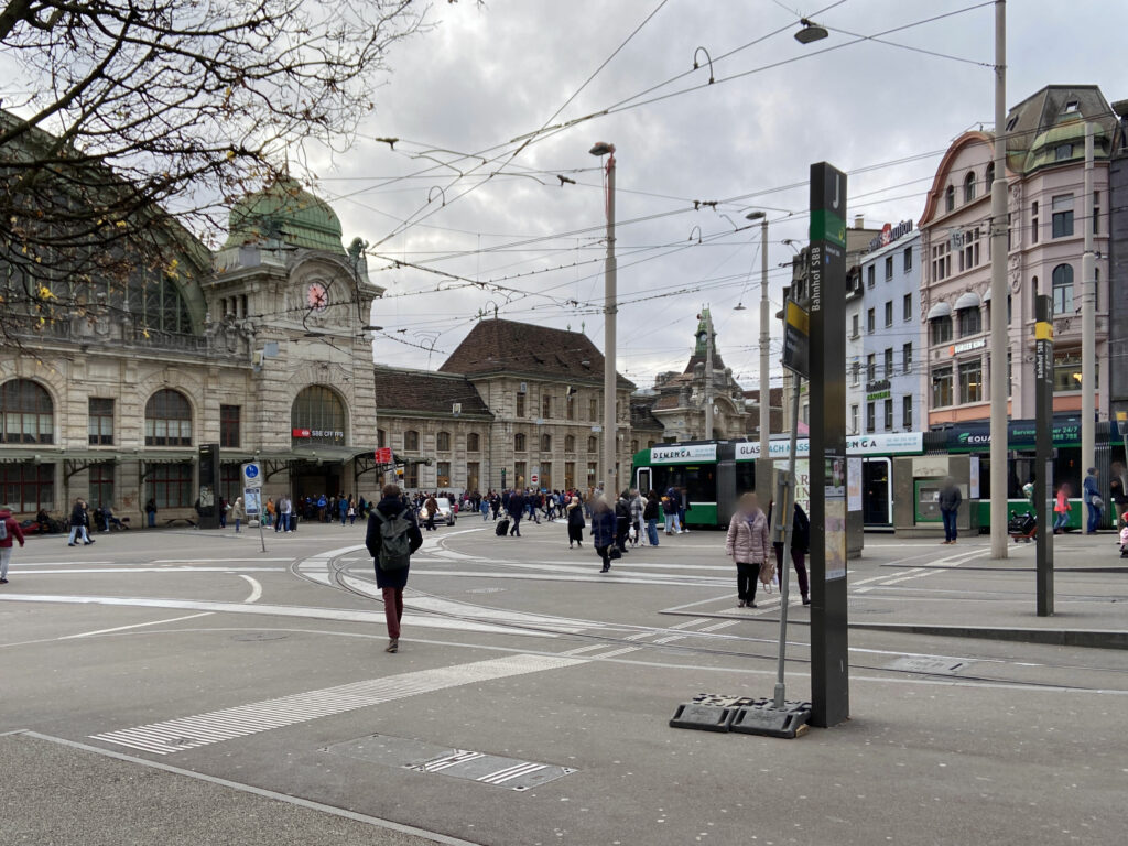 Der öffentliche Verkehr, Orte für Fussgänger:innen und Individualverkehr. Dinge die Burckhardt beschäftigten © Architektur Basel