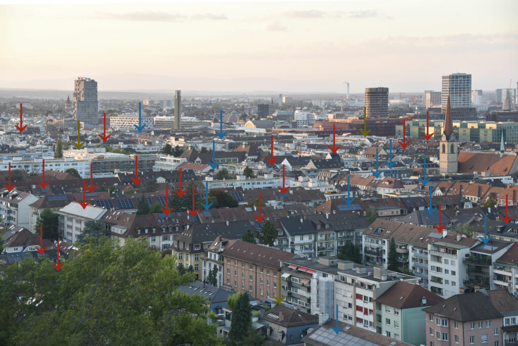 Rot = Aufdach / Blau = Indach / Gelb = Freistehend – Die Aufdach-Anlagen sind in der Mehrheit – doch wären sie auch für die Altstadt geeignet? Foto © Simon Heiniger / Architektur Basel