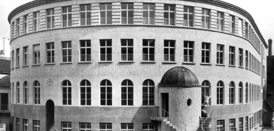 Die Rückfassade des Kantonalen Arbeitsamtes, 1983 © Niggi Bräuning