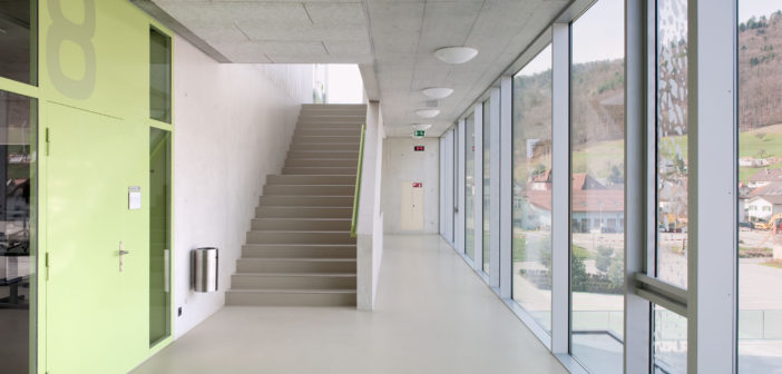 Die Unterrichtsräume verfügen über transparente Eingangsbereiche. Foto © René Rötheli, Baden