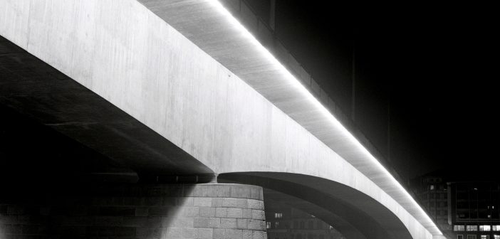 Die 1964–1967 errichtete Johanniterbrücke. Bei der Umsetzung als vorgespannte Betonbrücke im sog. Freivorbau setzte das Basler Ingenieurbüro Schmidt neue Massstäbe. Foto: Brühwiler, ETH-Bibliothek Zürich, Bildarchiv