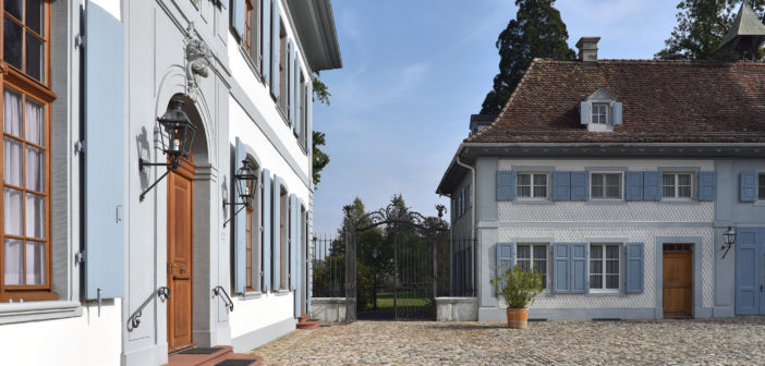 Ehrenhof mit Haupt- und Nebengebäude, Schloss Ebenrain, Sissach © Simon Heiniger / Architektur Basel