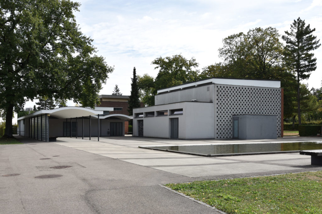 Blick vom Friedhof zum Ensemble. Die seitliche Erweiterung von 1976 verkleinert den «Besinnungshof», Foto © Simon Heiniger / Architektur Basel