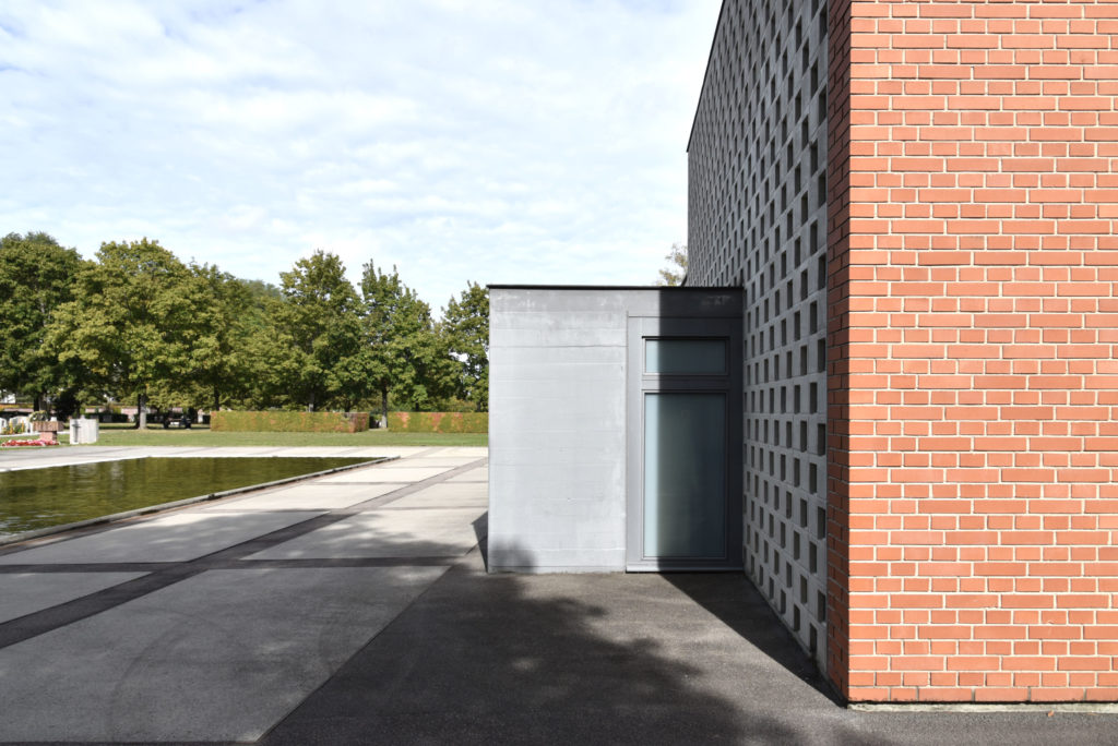 Westfassade mit Waben. Der Administrationsteil der Kapelle ragt über die Fassade hinaus, Foto © Simon Heiniger / Architektur Basel