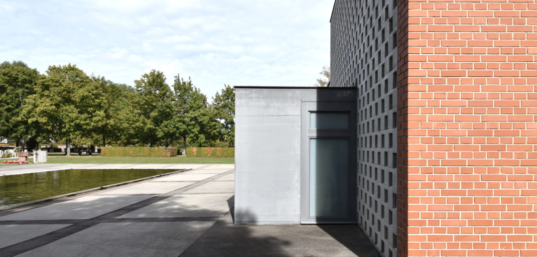 Westfassade mit Waben. Der Administrationsteil der Kapelle ragt über die Fassade hinaus, Foto © Simon Heiniger / Architektur Basel