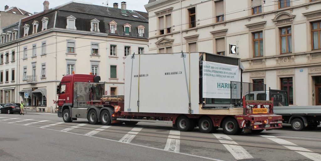 Per Sattelschlepper werden die Holz-Moudle im Dreiviertelstundentakt angeliefert