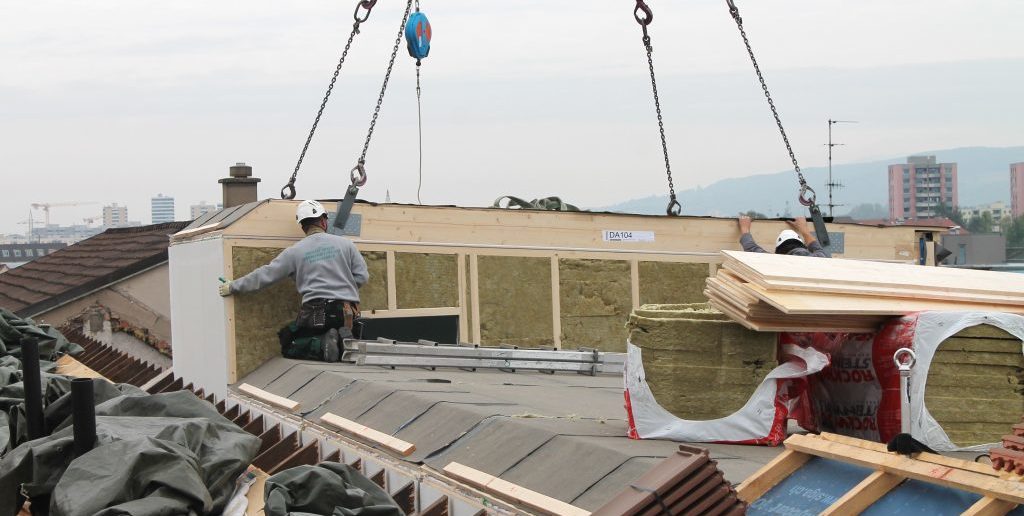 Zentimetergenau werden die Holz-Module eingepasst...