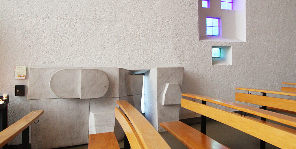 «Bodensteine» von Paul Speck und Pierino Selmoni, 1958, Bruder Klaus Kirche (Arch. Hermann Baur), Birsfelden © Architektur Basel