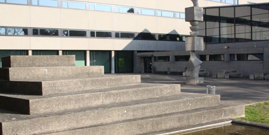 Die Stufenpyramide von Armin Hofmann mit Arps Betonstele © Architektur Basel