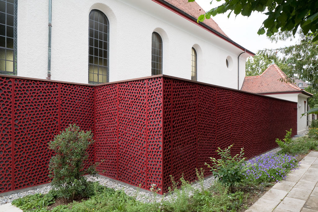 Trotz roten Fassadenplatten zurückhaltender Anbau, Reformierte Kirche Arlesheim © Börje Müller Fotografie