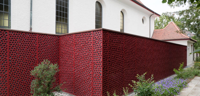Trotz roten Fassadenplatten zurückhaltender Anbau, Reformierte Kirche Arlesheim © Börje Müller Fotografie