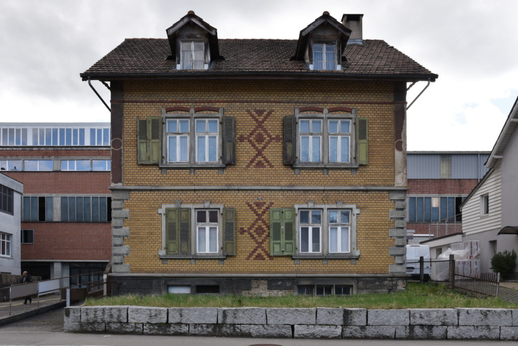 Trotz ornamentierter Sichtbacksteinfassade gibt sich das Gebäude zurückhaltend © Simon Heiniger / Architektur Basel