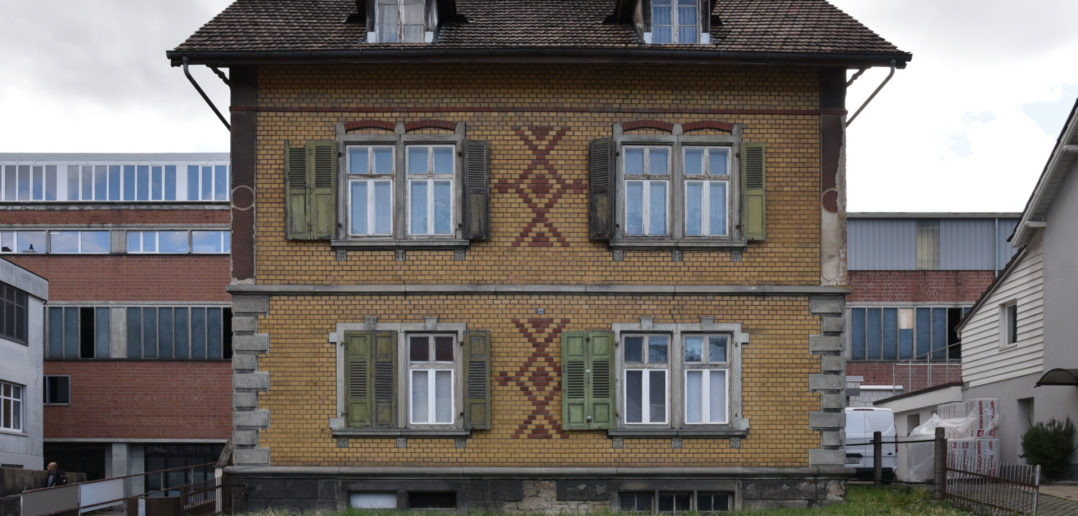 Trotz ornamentierter Sichtbacksteinfassade gibt sich das Gebäude zurückhaltend © Simon Heiniger / Architektur Basel