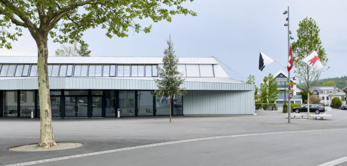 Der Dorfplatz vor der Mehrzweckhalle © Peter Tillessen