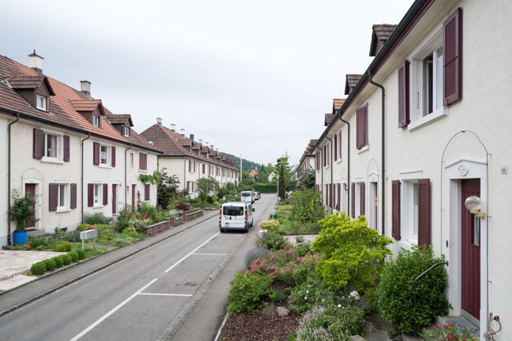 Eingangsfassaden mit Vorgärten © Börje Müller Fotografie