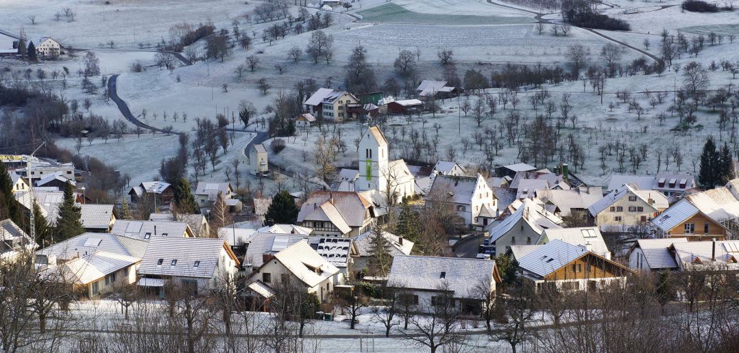 Das Dorf mit Kirche in der Mitte aus Südwesten, Oltingen © Architektur Basel