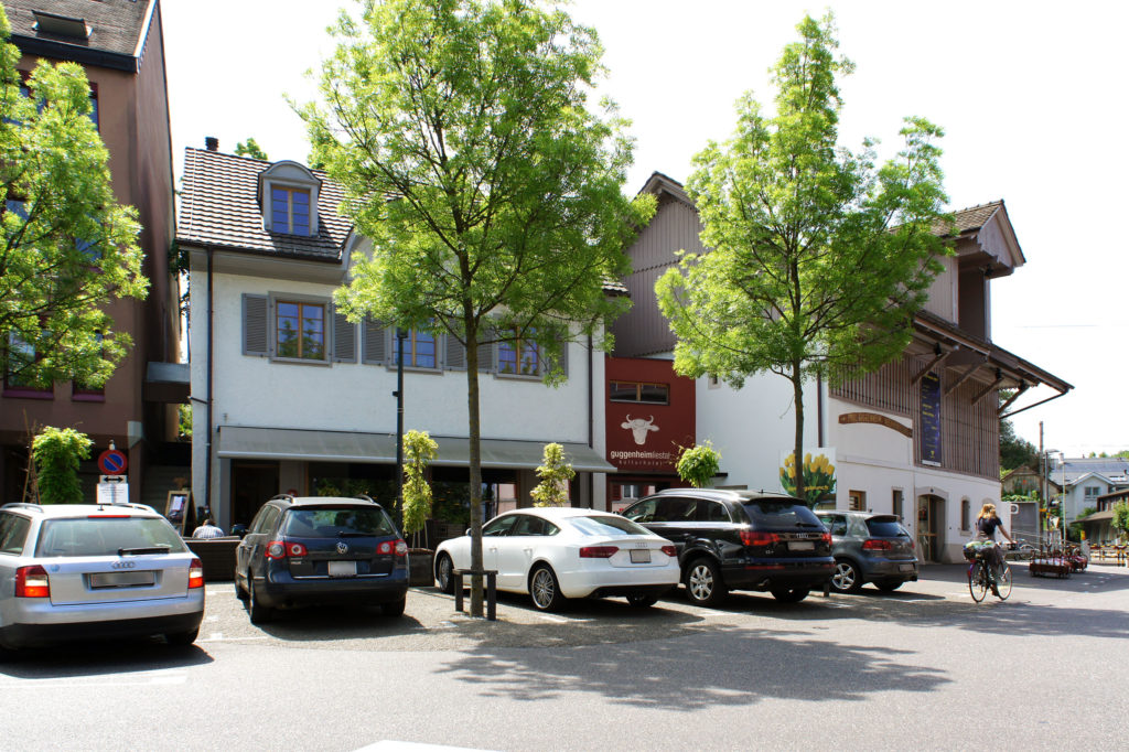 Der neue rote Eingang verbindet das Restaurant links und das Eventlokal rechts – Kulturhotel Guggenheim, Liestal © Simon Heiniger / Architektur Basel
