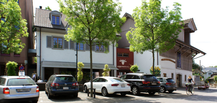 Der neue rote Eingang verbindet das Restaurant links und das Eventlokal rechts – Kulturhotel Guggenheim, Liestal © Simon Heiniger / Architektur Basel