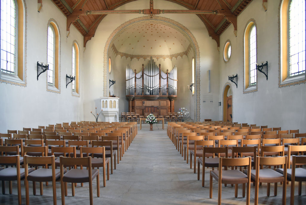 Grosszügige Halle mit offener Orgel im Chorbereich, Reformierte Kirche Arlesheim © Simon Heiniger / Architektur Basel
