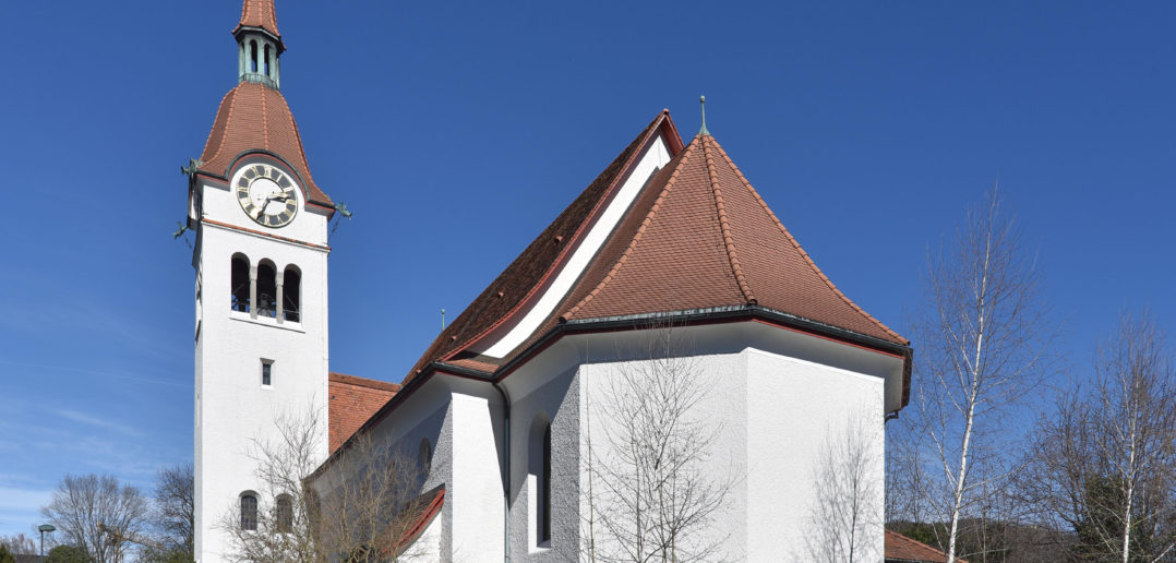 Mächtiger Turm mit verspieltem Helm, Reformierte Kirche Arlesheim © Simon Heiniger / Architektur Basel