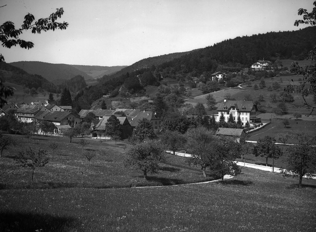 Oben das Sanatorium, darunter das Wohnhaus, um 1906, Langenbruck, STABL_PA_6412_01_01_137, Fotoarchiv der Firma Lüdin AG, Liestal, Fotograf: Karl Lüdin, Staatsarchiv Basel-Landschaft