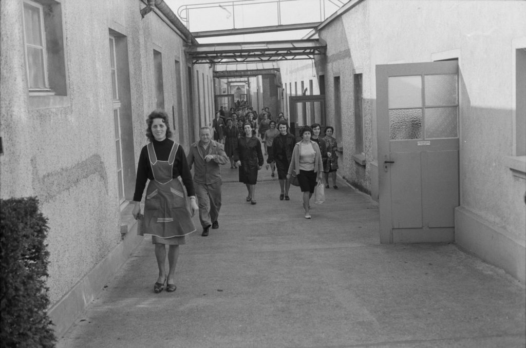 Schmale Gassen führen zu den Produktionsstätten (um 1965), ETH-Bibliothek Zürich, Bildarchiv / Fotograf: Jack Metzger, Com_L14-0273-0004-0002, CC BY-SA 4.0
