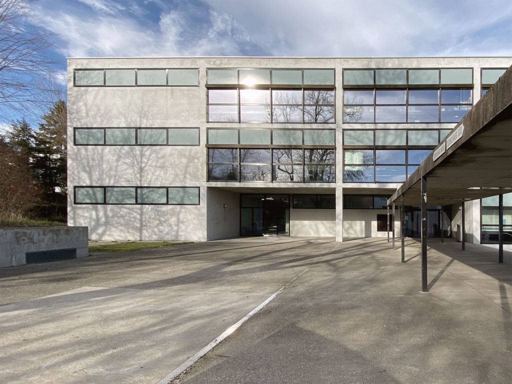 Südfassade, Schulhaus Spiegelfeld, Binningen © Simon Heiniger / Architektur Basel