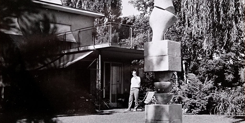 Garten der Familie Baur an der Peter Ochs-Strasse 3. Im Vordergrund eine verkleinerte Version Arps Betonstele im Massstab 1:2. Fotografie aus Privatarchiv.