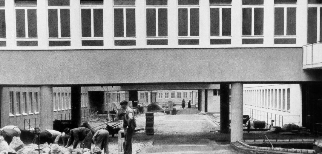 Strassenarbeiten in den Innenhöfen Herbst 1944 © Paul Butscher