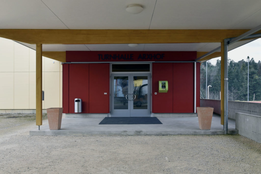 Ein überdeckter Vorplatz führt zum Eingang © Simon Heiniger / Architektur Basel