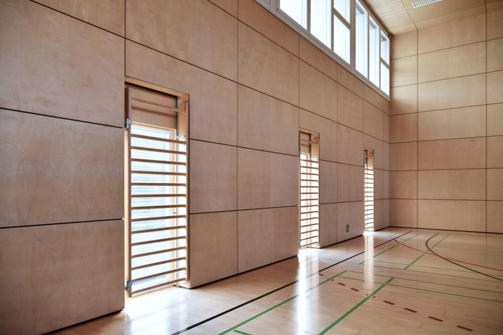 Über die bodenebenen Fenster fällt die Morgensonne auf den Hallenboden © Simon Heiniger / Architektur Basel