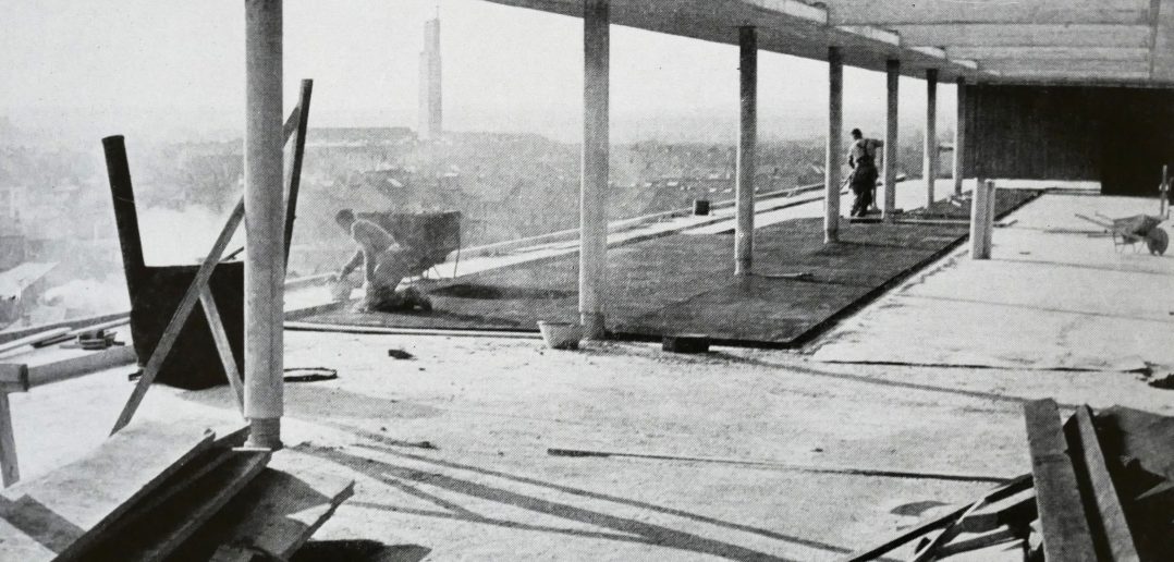 Verlegen der Korkisolierung auf der Dachterrasse des Bettenhauses © Paul Butscher