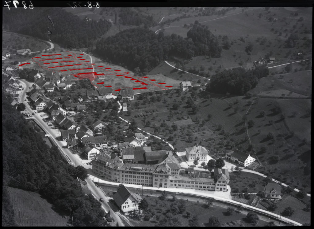 Luftbild von Hölstein aus dem Jahr 1930 mit eingezeichnetem Siedlungsprojekt. Bildnachweis: ETH-Bibliothek Zürich, Bildarchiv/Stiftung Luftbild Schweiz / Fotograf: Mittelholzer, Walter / LBS_MH01-006897 / Public Domain Mark