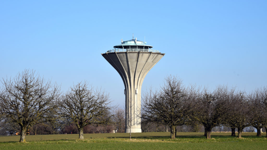 Wasserturm Schönenbuch: Fügt sich elegant in die Bäume ein © Simon Heiniger / Architektur Basel